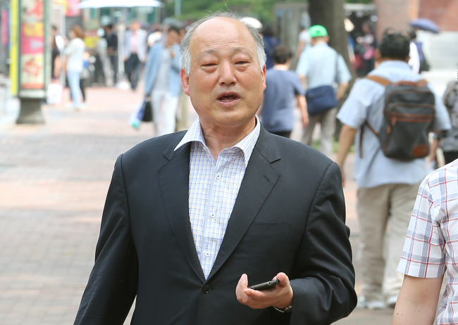 김명수(교수/한국교원대학교명예교수/한국교육학회회장)
Kim Myung-soo, nominee for education minister, came under fire Tuesday for allegedly plagiarizing his student’s paper, in what has been the latest in a string of disputes stirred up by President Park Geun-hye’s Cabinet choices.
Kim Myung-soo