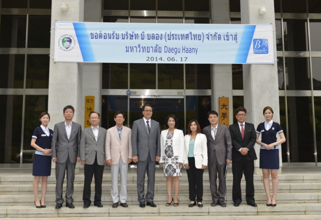 대구한의대학교 학교기업 기린허브테크는 한방화장품 기능성 에센스 등 4가지 제품을 태국에 수출한다고 17일 밝혔다.
대구한의대는 이날 태국 B-Blanc사 바라시리 나파프룩스찻 대표 일행이 대학 캠퍼스를 방문해 ‘화장품브랜드 개발 지원 및 30만 달러(USD) 수출’에 관한 협약을 체결했다.