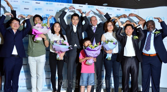 세계 난민의 날을 맞이해서 17일 오후 2시 서울 시민청에서 ‘2014년 세계 난민의 날 전시’ 기념행사가 열렸다.
이날 행사에는 유엔난민기구 한국대표부 더크 헤베커 대표, 정우성 명예사절을 비롯한, 법무부 한무근 출입국정책 본부장, 서울시 이건태 국제관계대사, 욤비토나, 바비키르 타리그 모하메드 등 한국에 거주 중인 난민들이 참석하였다.
이번 전시는 전 세계 4,000만 명의 난민을 비롯해 강제 이주민들이 처한 현실을 알리고, 난민 문제해결을 위한 한국사회의 보다 적극적인 관심과 참여를 제고하고자 하는 취지에서 열렸다.