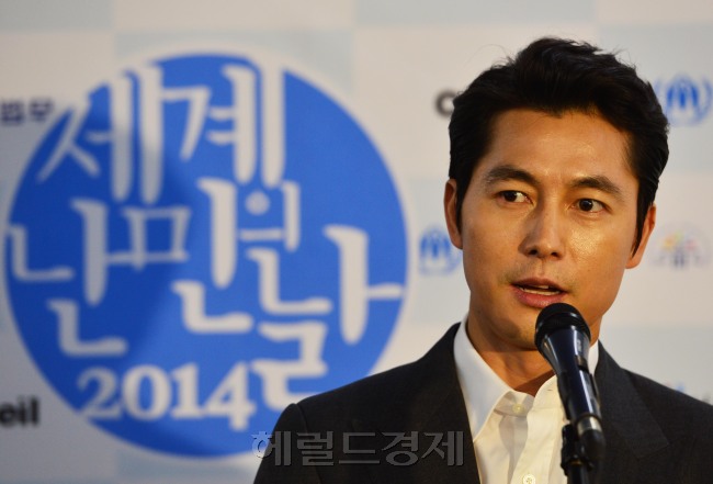 세계 난민의 날을 맞이해서 17일 오후 2시 서울 시민청에서 ‘2014년 세계 난민의 날 전시’ 기념행사가 열렸다.
이날 행사에는 유엔난민기구 한국대표부 더크 헤베커 대표, 정우성 명예사절을 비롯한, 법무부 한무근 출입국정책 본부장, 서울시 이건태 국제관계대사, 욤비토나, 바비키르 타리그 모하메드 등 한국에 거주 중인 난민들이 참석하였다.
이번 전시는 전 세계 4,000만 명의 난민을 비롯해 강제 이주민들이 처한 현실을 알리고, 난민 문제해결을 위한 한국사회의 보다 적극적인 관심과 참여를 제고하고자 하는 취지에서 열렸다.