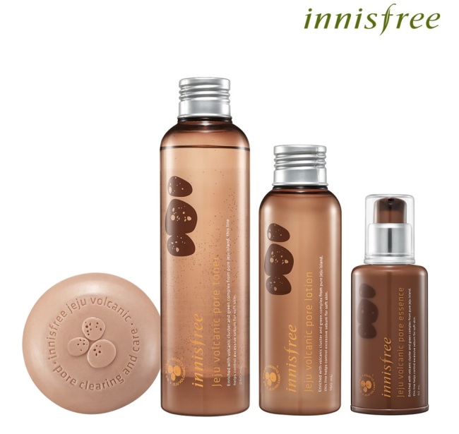 이니스프리(www.innisfree.co.kr)는‘수퍼 화산송이 모공 마스크’의 탁월한 피지흡착력과 모공케어 기능을 담은 ‘화산송이 스킨케어 4종’을 출시했다.
올 여름을 맞아 새로 출시된 화산송이 기초 라인은 ▷화산송이 모공비누 ▷화산송이 모공토너 ▷화산송이 모공로션 ▷화산송이 모공에센스 네 가지 제품으로 구성되어 있다.