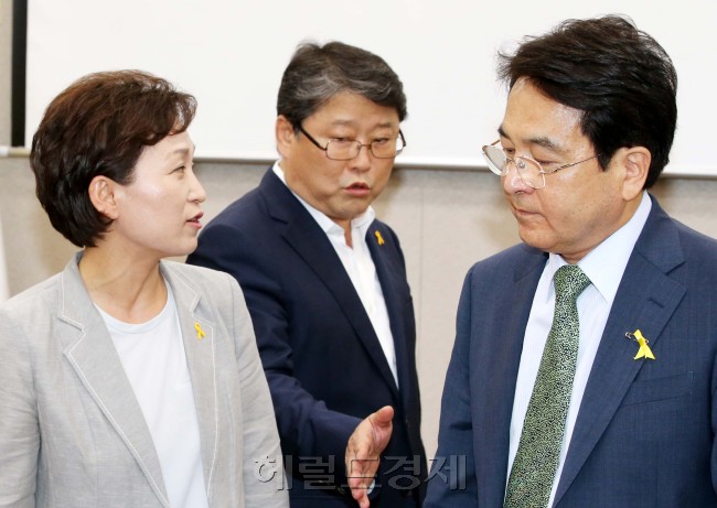 세월호 침몰사고의 진상규명을 위한 국정조사특별위원회 여야 간사인 새누리당 조원진의원 과 새정치민주연합 김현미의원(왼쪽)이 17일 오후 국회에서 열린  회의에서 심재철위원장(오른쪽)과 이야기를 하고  있다. 이길동기자.gdlee@heraldcorp.com
세월호 침몰사고의 진상규명을 위한 국정조사특별위원회 여야 간사인 새누리당 조원진의원 과 새정치민주연합 김현미의원(왼쪽)이 17일 오후 국회에서 열린  회의에서 심재철위원장(오른쪽)과 이야기를 하고  있다. 이길동기자.gdlee@heraldcorp.com
