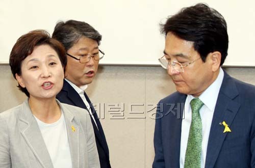 세월호 침몰사고의 진상규명을 위한 국정조사특별위원회 여야 간사인 새누리당 조원진의원 과 새정치민주연합 김현미의원(왼쪽)이 17일 오후 국회에서 열린 회의에서 심재철위원장(오른쪽)과 이야기를 하고 있다.