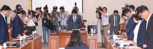 세월호 침몰사고의 진상규명을 위한 국정조사특별위원회(위원장 심재철)가 17일 오후 국회에서 회의를 열고 예비조사 실시 및 전문가 위촉의 건 처리에 앞서 세월호 희생자를 위한 묵념을 하고 있다.