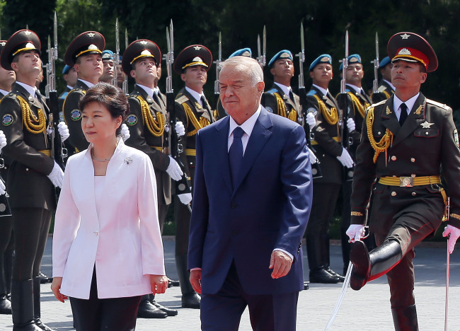 Presidents Park Geun-hye and Islam Karimov inspect the honor guard at the presidential palace in Tashkent, Uzbekistan, Tuesday.   Yonhap