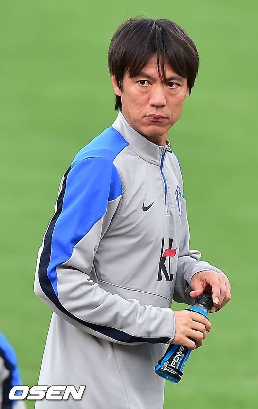 홍명보(축구감독/전축구선수/축구국가대표팀)
일본 언론이 18일 러시아와 일전을 앞둔 한국 월드컵 대표팀의 수장 홍명보(45) 감독에 대해 ‘까방권’에도 불구하고 최근 비판받고 있다면서, 이 경기에서 감독으로서 리더십을 시험받게 될 것으로 전망했다.