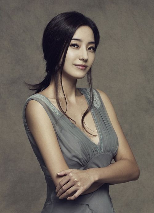 한채영(김지영/영화배우/탤런트)
When a hallyu star weds, it often grabs the public’s attention. From the venue to the design of the dress and accessories, all the details dazzle fans and stimulate their curiosity.
