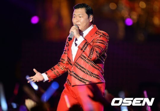 싸이(박재상/가수/음악PD/SB프로젝트/YG엔터테인먼트/유니버설리퍼블릭레코드)
가수 싸이가 대한민국 러시아 전 응원을 위해 영동대로 거리응원에 나섰다.