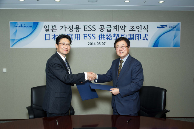 Samsung SDI chief executive Park Sang-jin (right) shakes hands with Nichicon’s president Shigeo Yoshida after signing an energy storage system supply deal in May in Seoul.   Samsung SDI