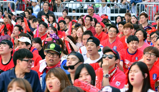 18일 오전 7시부터 시작된 대한민국과 러시아의 공방전에 광화문이 들썩이고 있다.
이날 오전 0시부터 광화문 광장에는 브라질 월드컵 H조 예선 대한민국 대 러시아의 경기를 보기 위해 몰려든 시민들로 인산인해를 이뤘다.
본격적인 게임이 시작되자 공과 선수들의 움직임에 집중하면서 서로 공방이 이어질 때마다 환호와 탄식을 번갈아 쏟아냈다.
