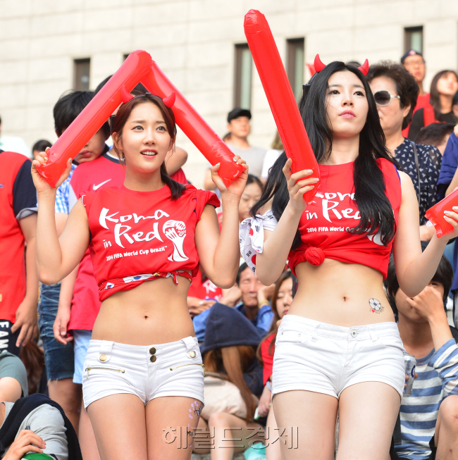 2014 FIFA 브라질 월드컵 한국-러시아전이 진행된 18일 광화문광장에서 붉은 물결 응원단이 월드컵의 열기를 더하는 거리응원을 하고 있다.