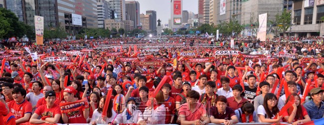 2014브라질월드컵 대한민국의 첫 경기가 열린 18일 오전 서울 광화문광장에 모인 많은 시민들이 대한민국의 승리를 응원하고 있다. <br />이상섭 기자. babtong@heraldcorp.com
2014브라질월드컵 대한민국의 첫 경기가 열린 18일 오전 서울 광화문광장에 모인 많은 시민들이 대한민국의 승리를 응원하고 있다.
이상섭 기자. babtong@heraldcorp.com
2014브라질월드컵 대한민국의 첫 경기가 열린 18일 오전 서울 광화문광장에 모인 많은 시민들이 대한민국의 승리를 응원하고 있다.
이상섭 기자. babtong@heraldcorp.com
2014브라질월드컵 대한민국의 첫 경기가 열린 18일 오전 서울 광화문광장에 모인 많은 시민들이 대한민국의 승리를 응원하고 있다.
이상섭 기자. babtong@heraldcorp.com