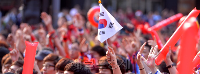 2014브라질월드컵 대한민국의 첫 경기가 열린 18일 오전 서울 광화문광장에 모인 많은 시민들이 대한민국의 승리를 응원하고 있다. <br />이상섭 기자. babtong@heraldcorp.com
2014브라질월드컵 대한민국의 첫 경기가 열린 18일 오전 서울 광화문광장에 모인 많은 시민들이 대한민국의 승리를 응원하고 있다.
이상섭 기자. babtong@heraldcorp.com
2014브라질월드컵 대한민국의 첫 경기가 열린 18일 오전 서울 광화문광장에 모인 많은 시민들이 대한민국의 승리를 응원하고 있다.
이상섭 기자. babtong@heraldcorp.com
2014브라질월드컵 대한민국의 첫 경기가 열린 18일 오전 서울 광화문광장에 모인 많은 시민들이 대한민국의 승리를 응원하고 있다.
이상섭 기자. babtong@heraldcorp.com