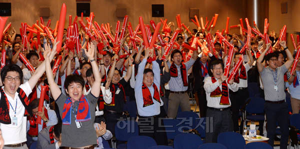 브라질 월드컵 한국과 러시아와의 경기가 열리는 18일 오전 서울 강남구 대치동 포스코센터에서 권오준 포스코 회장과 임직원들이 열띤 응원전을 펼치고 있다. 후반 23분 한국팀이 한 골을 넣자 임직원들이 일제히 환호를 하고 있다.
