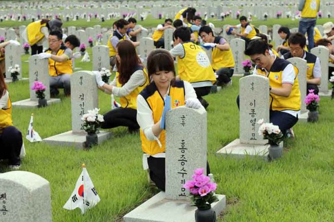 CJ오쇼핑(대표 이해선, 변동식ㆍwww.CJmall.com)이 호국의 달 6월을 맞아 지난 17일 서울 동작구에 위치한 국립현충원에서 묘역 단장 봉사활동을 진행했다.
이날 CJ오쇼핑 임직원 50여 명은 현충탑에서 참배하고 4500여 위의 묘비 닦기와 묘비주변 소형 태극기 및 헌화꽃 정돈, 잡초 제거 등 다양한 봉사활동을 펼쳤다.