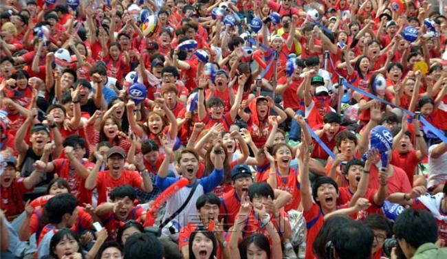 2014브라질 월드컵 축구 우리나라와 러시아의 경기가 열린 18일 오전 거리응원전이 펼쳐진 서울 강남구 영동대로에서 시민들이 선제골이 터지자 환호하고 있다.