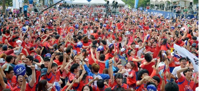 2014브라질 월드컵 축구 우리나라와 러시아의 경기가 열린 18일 오전 거리응원전이 펼쳐진 서울 강남구 영동대로에서 시민들이 선제골이 터지자 환호하고 있다.