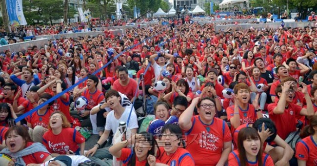 2014브라질 월드컵 축구 우리나라와 러시아의 경기가 열린 18일 오전 거리응원전이 펼쳐진 서울 강남구 영동대로에서 시민들이 선제골이 터지자 환호하고 있다.