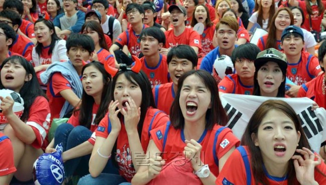 2014브라질 월드컵 축구 우리나라와 러시아의 경기가 열린 18일 오전 거리응원전이 펼쳐진 서울 강남구 영동대로에서 시민들이 선제골이 터지자 환호하고 있다.