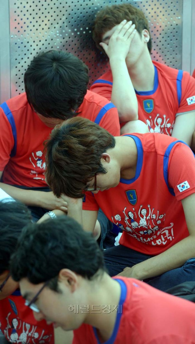 2014브라질 월드컵 축구 우리나라와 러시아의 경기가 열린 18일 오전 거리응원전이 펼쳐진 서울 강남구 영동대로에서 시민들이 전반전 끝난 후 휴식시간에 잠을 청하고 있다.