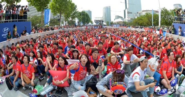 2014브라질 월드컵 축구 우리나라와 러시아의 경기가 열린 18일 오전 거리응원전이 펼쳐진 서울 강남구 영동대로에서 시민들이 열띤 응원을 하고 있다.