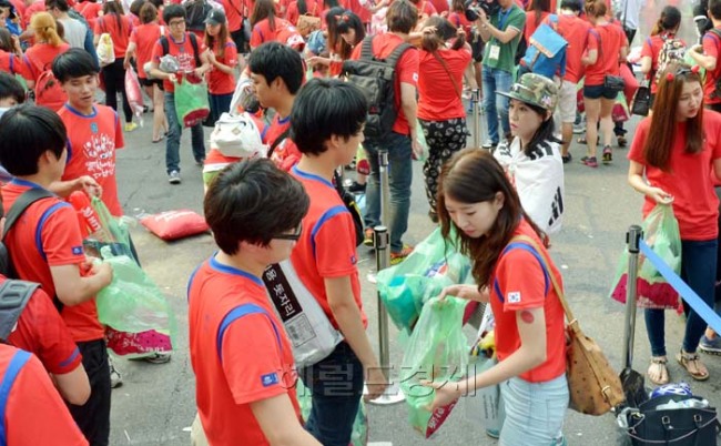 2014브라질 월드컵 축구 우리나라와 러시아의 경기가 열린 18일 오전 거리응원전이 펼쳐진 서울 강남구 영동대로에서 시민들이 경기가 끝난 후 쓰레기를 줍고 있다.