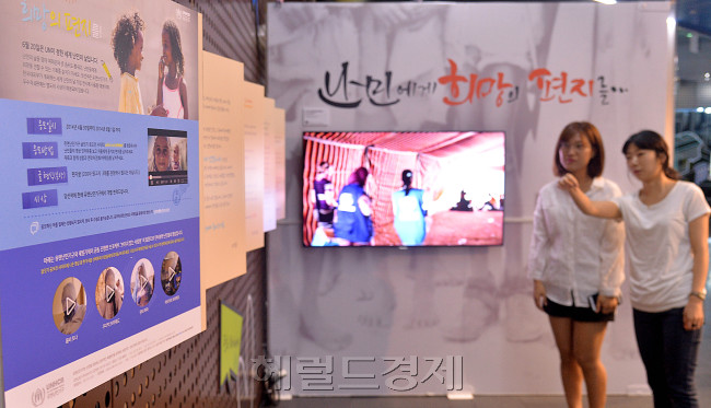 18일 오전 서울시청 시민청에 세계난민의 날을 맞아 2014세계난민의 날 전시행사가 열렸다. 시민들이 전시된 전시품을 지켜보고 있다.<br />이상섭 기자. babtong@heraldcorp.cmo
18일 오전 서울시청 시민청에 세계난민의 날을 맞아 2014세계난민의 날 전시행사가 열렸다. 시민들이 전시된 전시품을 지켜보고 있다.
이상섭 기자. babtong@heraldcorp.cmo
18일 오전 서울시청 시민청에 세계난민의 날을 맞아 2014세계난민의 날 전시행사가 열렸다. 시민들이 전시된 전시품을 지켜보고 있다.
이상섭 기자. babtong@heraldcorp.cmo
서울 시민청서 ‘세계 난민의 날’ 전시