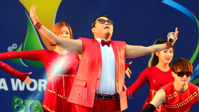 싸이(박재상/가수/음악PD/SB프로젝트/YG엔터테인먼트/유니버설리퍼블릭레코드)
2014브라질 월드컵 축구 우리나라와 러시아의 경기가 열린 18일 오전 거리응원전이 펼쳐진 서울 강남구 영동대로에서 싸이가 공연을 하고 있다.