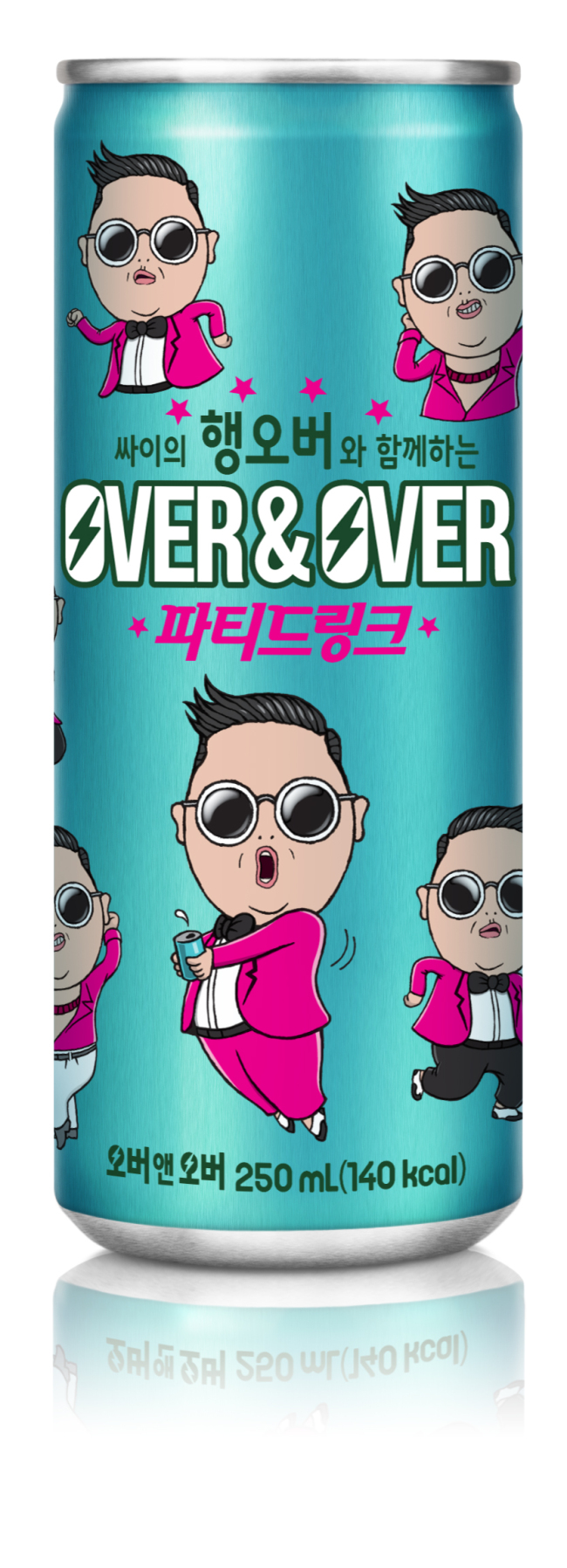CJ제일제당은 18일 월드스타 싸이와 손잡고 새로운 개념의 에너지 음료 ‘오버&오버’를 출시했다고 밝혔다. 싸이의 신곡 ‘행오버’의 중독적인 가삿말을 제품명으로 차용한 ‘오버&오버’는 싸이가 제품 기획부터 원료 선정, 맛에 이르기까지 제품 개발에 적극적으로 참여했다.
‘신개념 파티 드링크’를 표방한 ‘오버&오버’는 그린 커피빈에서 추출한 천연 카페인 추출해 담았으며, 그 함량도 기존 에너지 음료에 비해 절반 이하 수준인 30mg으로 낮췄다. 또 간 건강에 도움을 주는 것으로 알려진 울금 이외에도 쌀배아 추출농축액과 효모추출물 등 천연 소재를 활용하는 등 기존 에너지 음료화 차별화를 꾀했다.