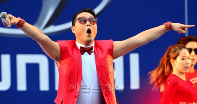 싸이(박재상/가수/음악PD/SB프로젝트/YG엔터테인먼트/유니버설리퍼블릭레코드)
2014브라질 월드컵 축구 우리나라와 러시아의 경기가 열린 18일 오전 거리응원전이 펼쳐진 서울 강남구 영동대로에서 싸이가 공연을 하고 있다.