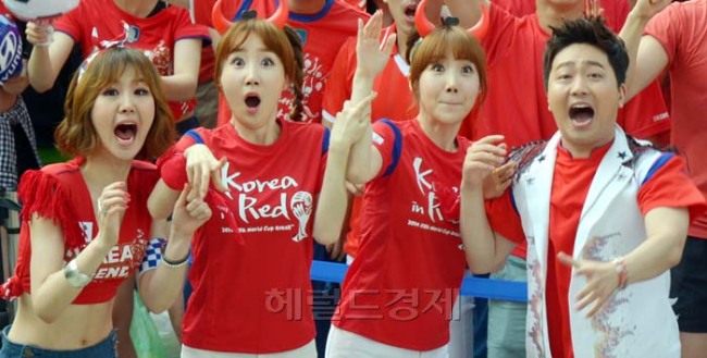 2014브라질 월드컵 축구 우리나라와 러시아의 경기가 열린 18일 오전 거리응원전이 펼쳐진 서울 강남구 영동대로에서 가수 박현빈이 응원을 하고 있다.