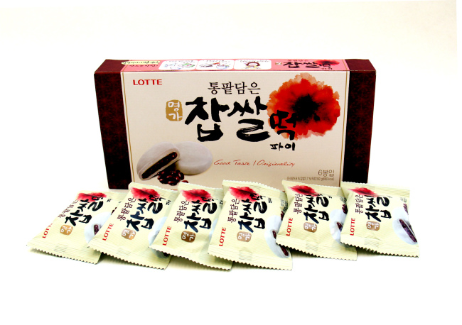 롯데제과(대표이사 김용수)는 ‘통팥담은 찹쌀떡파이’를 18일 선보였다.
‘통팥담은 찹쌀떡파이’는 찰떡 속에 팥 앙금과 통팥이 들어있어 전통 찹쌀떡의 맛을 느낄 수 있는 제품이다. 수제 찹쌀떡과 같은 식감을 위해 부드럽고 쫀득쫀득하게 만들었다.
이 제품은 단맛을 줄이고, 고소한 맛은 살려 웰빙을 추구하는 소비자들에게 호응이 예상된다.