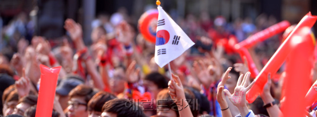 2014브라질월드컵 대한민국의 첫 경기 러시아전이 열린 18일 오전 서울 광화문광장에 모인 많은 시민들이 대한민국의 승리를 응원하고 있다.