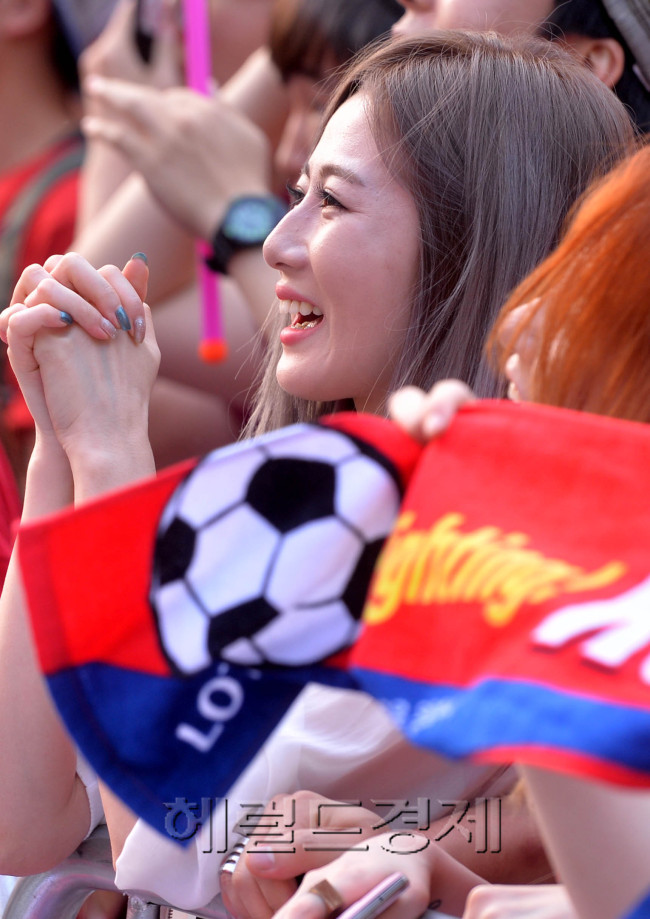 2014브라질월드컵 대한민국의 첫 경기 러시아전이 열린 18일 오전 서울 광화문광장에 모인 많은 시민들이 대한민국의 승리를 응원하고 있다.