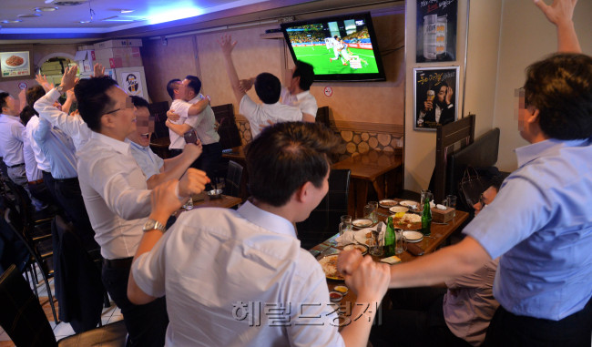 2014브라질월드컵 대한민국의 첫 경기가 열린 18일 오전 서울시내 한 호프집에서 직장인들이 이근호 선수의 첫 골에 환호를 하고 있다.