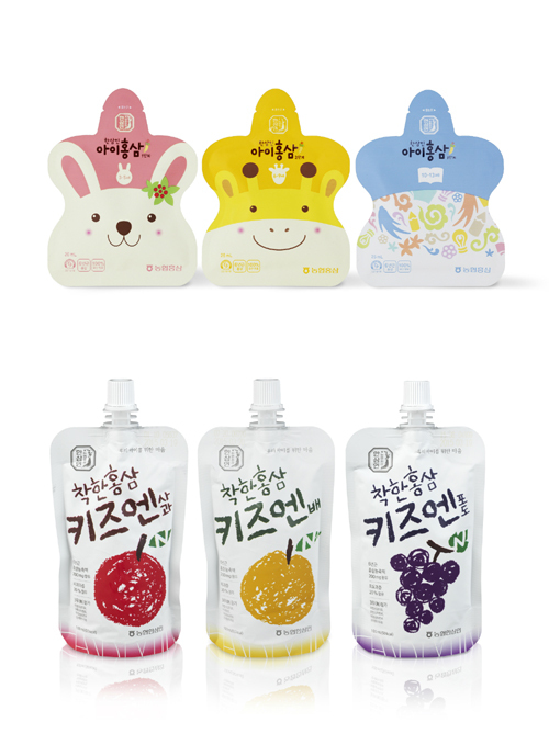 최근 건강음료 시장에 ‘무첨가’와 ‘100% 국산’ 바람이 불고 있다. 대표적인 건강음료인 홍삼음료를 비롯해 청량감이 강조되던 탄산음료조차 설탕이나 합성첨가물을 넣지 않은 제품들과 국산 원료를 사용한 제품들이 연이어 출시되고 있다.
농협홍삼 한삼인은 농협 브랜드답게 100% 국산 원료만 사용하여 경쟁사 제품과 차별화 한 홍삼음료를 연이어 선보였다.
최근 출시한 ‘한삼인 아이홍삼’,농협홍삼 한삼인의 또 다른 신제품인 ‘착한홍삼 키즈엔’