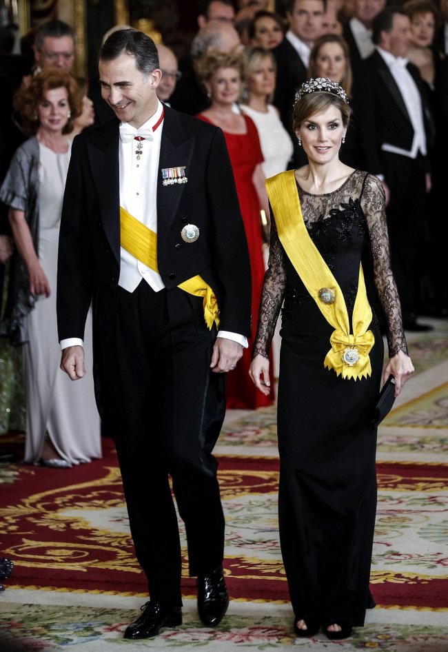 Spanish Prince Felipe and Letizia, walk through the throne room as they attend a welcome ceremony before a gala dinner for Mexico’s President Enrique Pena at the Royal Palace in Madrid on June 9.   AFP-Yonhap