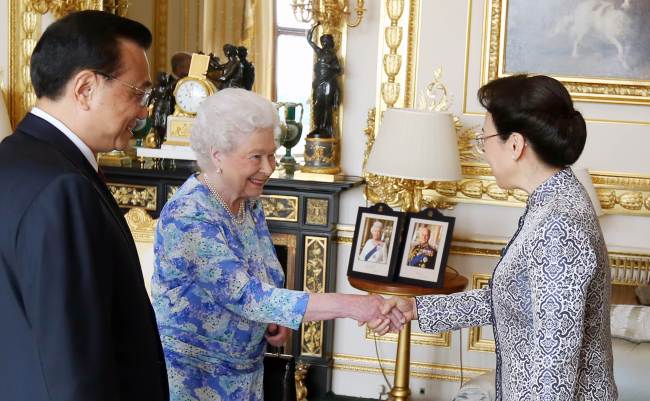 Britain’s Queen Elizabeth II (center) receives Chinese Premier Li Keqiang (left) and his wife Cheng Hong at Windsor Castle in Windsor, London, Tuesday.    AFP-Yonhap