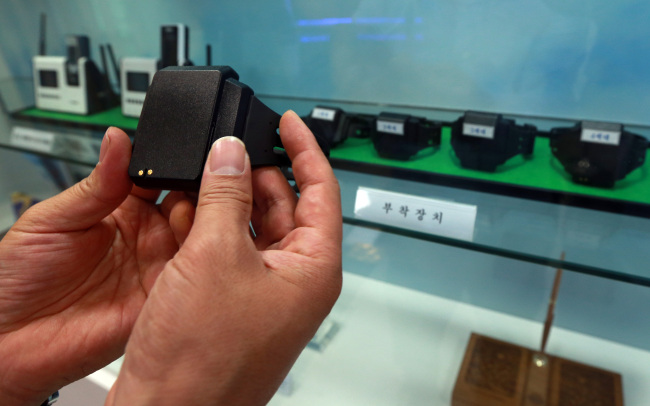 Repeat robbery offenders will be forced to wear electronic anklets, the same as rapists, kidnappers and murderers. The measure is to be introduced this Thursday.   Yonhap