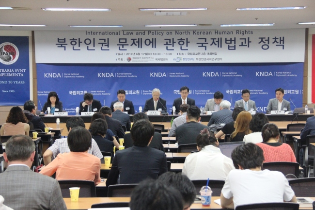 Shin Kak-soo (center), president of the Center for International Law at the state-run Korea National Diplomatic Academy, and other officials and scholars take part in a seminar on North Korea human rights in Seoul on Tuesday.   KNDA