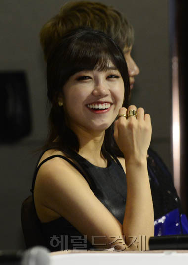 정은지(가수/탤런트/에이핑크/에이큐브엔터테인먼트)
18일 오후 서울 장충동 그랜드 앰배서더서울 호텔에서 열린 KBS 2TV ‘트로트의 연인’ 제작발표회에 참석한 배우 정은지가 밝은 미소를 짓고 있다.