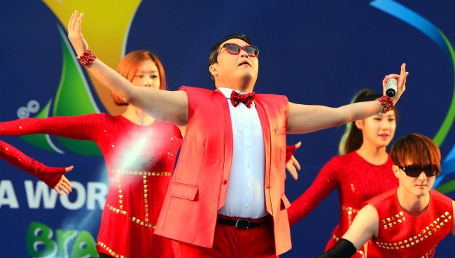 Psy performs in front of the Coex convention center in Gangnam, Seoul before Korea’s first World Cup match against Russia on Wednesday morning.   Kim Myung-sub/The Korea Herald