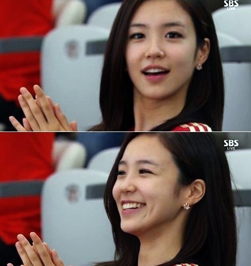 장예원(아나운서/SBS)
장예원 SBS 아나운서가 브라질 월드컵 스페인-칠레 경기가 열리는 관중석서 응원하다 중계화면에 잡혀 눈길을 끌었다.
