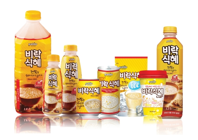 식음료 시장에 대용량과 소용량 사이즈가 동시에 각광받는 등 사이즈의 양극화 현상이 뚜렷하다. 팔도도 최근 ‘비락식혜’와 ‘비락수정과’를 출시하면서 1.2ℓ짜리 대용량 제품을 개발했다. 이에 따라 팔도는 1.8ℓ에 이어 1.2ℓ들이대용량 제품을 2종으로 확대했다. 올들어 1.8ℓ들이 대용량 제품은 매출이 1년새 35%가량 늘어난 것으로 조사됐다.