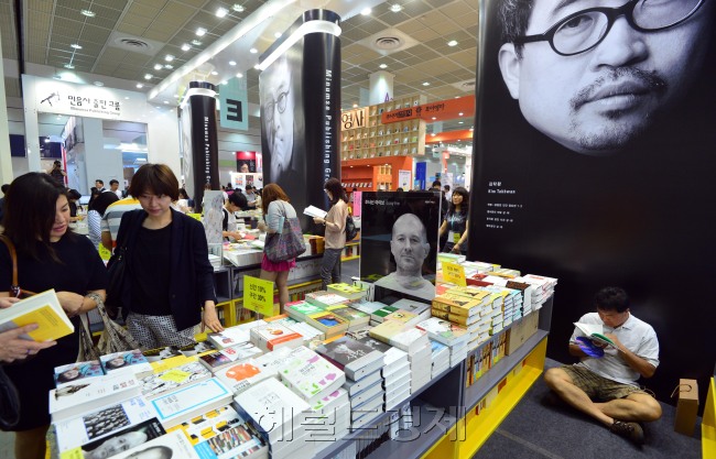 18일  서울 강남구 코엑스에서 열린 2014 서울국제도서전을 찾은 관람객들이 책을 살펴보고 있다.<br />    세계 주요 23개국, 출판사 369개사가 참가한 이번 전시는 오는 22일까지 열린다. 박현구 기자phko@
18일  서울 강남구 코엑스에서 열린 2014 서울국제도서전을 찾은 관람객들이 책을 살펴보고 있다.
세계 주요 23개국, 출판사 369개사가 참가한 이번 전시는 오는 22일까지 열린다. 박현구 기자phko@
18일  서울 강남구 코엑스에서 열린 2014 서울국제도서전을 찾은 관람객들이 책을 살펴보고 있다.
세계 주요 23개국, 출판사 369개사가 참가한 이번 전시는 오는 22일까지 열린다. 박현구 기자phko@