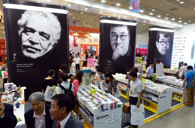 18일  서울 강남구 코엑스에서 열린 2014 서울국제도서전을 찾은 관람객들이 책을 살펴보고 있다.<br />    세계 주요 23개국, 출판사 369개사가 참가한 이번 전시는 오는 22일까지 열린다. 박현구 기자phko@
18일  서울 강남구 코엑스에서 열린 2014 서울국제도서전을 찾은 관람객들이 책을 살펴보고 있다.
세계 주요 23개국, 출판사 369개사가 참가한 이번 전시는 오는 22일까지 열린다. 박현구 기자phko@
18일  서울 강남구 코엑스에서 열린 2014 서울국제도서전을 찾은 관람객들이 책을 살펴보고 있다.
세계 주요 23개국, 출판사 369개사가 참가한 이번 전시는 오는 22일까지 열린다. 박현구 기자phko@
강남 코엑스서 서울국제도서전 개최