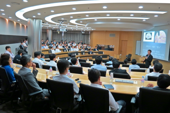 유진투자증권(대표 유창수)은 지난 18일 본사 18층 HRD센터에서 임직원을 대상으로 인문 교양 강의를 실시했다고 19일 밝혔다.
이번 강의는 범죄심리학자로 유명한 표창원 범죄과학연구소장(전 경찰대 교수)이 강사로 나서 ‘최고의 프로파일러가 알려주는 숨겨진 심리학’을 주제로 진행했다. 표 소장은 범죄심리학 기법을 활용해 일상에서 상대방의 심리를 읽어내 마음을 움직일 수 있는 소통의 기술에 대해 자세히 설명했다.