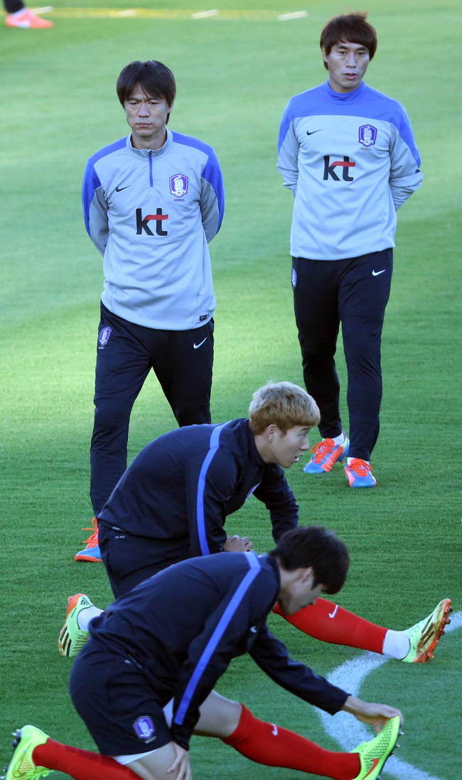 Korea head coach Hong Myung-bo (top left) runs a practice session on Wednesday.   Yonhap