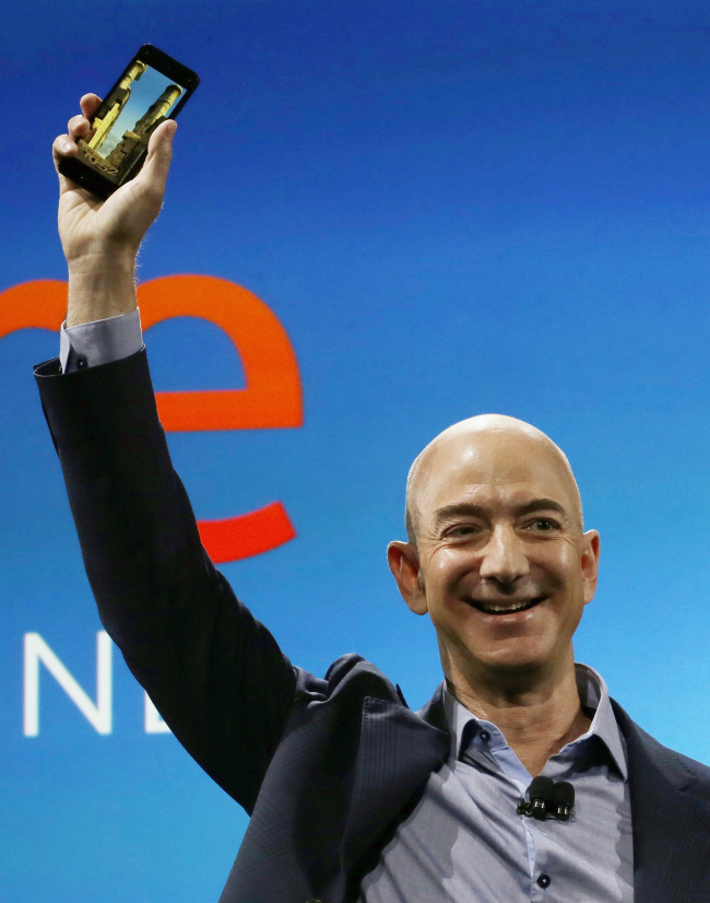 Amazon CEO Jeff Bezos introduces the new Amazon Fire Phone on Wednesday.   AP-Yonhap