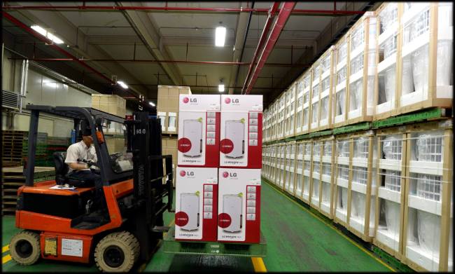 LG Electronics employees move boxes of LG Whisen air conditioners at the company’s factory in Changwon, South Gyeongsang Province.   LG Electronics